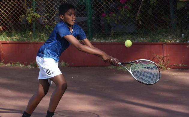 Manas Dhamne in action during all-India ranking super series u-14 tennis tournament in Panchgani on Wednesday.(Pratham Gokhale/HT Photo)