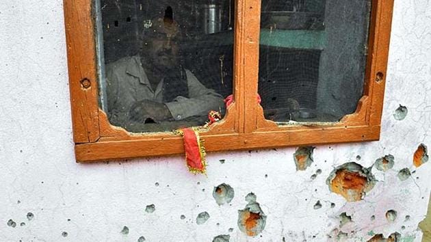 Pakistan violated the ceasefire agreement on Thursday along the Line of Control in Jammu and Kashmir’s Poonch, a defence official said.(HT File / Representative Photo) Pakistan violated the ceasefire agreement on Thursday along the Line of Control in Jammu and Kashmir’s Poonch, a defence official said.(HT File / Representative Photo)