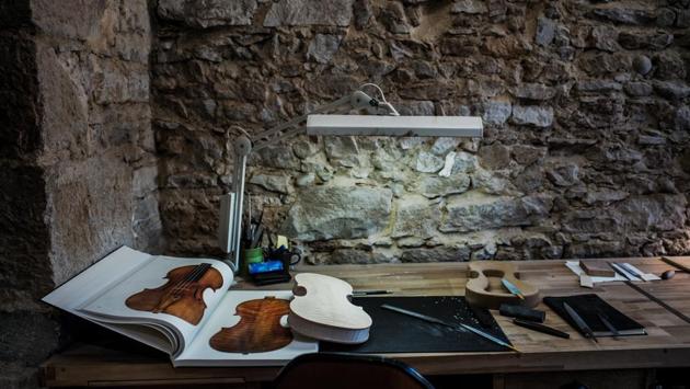 Working from the details of one of the most famous Stradivarius violins, Wiedmer told AFP: “This is the first time I’m making this model so I’m looking forward to hearing how it sounds.”Apparently the original sounds very, very good, so we’ll have to find the same features again. It’s a challenge.” (Jeff Pachoud / AFP) Working from the details of one of the most famous Stradivarius violins, Wiedmer told AFP: “This is the first time I’m making this model so I’m looking forward to hearing how it sounds.”Apparently the original sounds very, very good, so we’ll have to find the same features again. It’s a challenge.” (Jeff Pachoud / AFP)