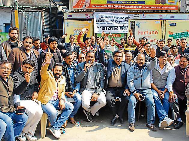 Hundreds of wholesale traders on Thursday afternoon staged a protest and blocked GT Road near Hapur crossing following the murder of a 55-year-old oil trader on Wednesday night.(Sakib Ali/HT Photo)