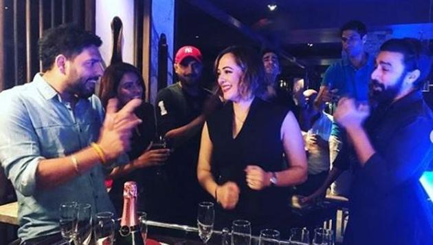 Yuvraj Singh, Hazel Keech, Geeta Basra, Harbhajan Singh partied together.(Instagram)