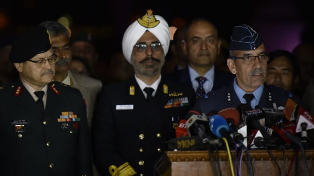 India’s Air Vice-Marshal R.G.K Kapoor (R) flanked by Navy’s Rear Admiral DS Gujral (C) and Army’s Major General Surinder Singh Mahal speaks with the media in the lawns of India’s Defence Ministry in New Delhi.(Vipin Kumar/HT Photo)