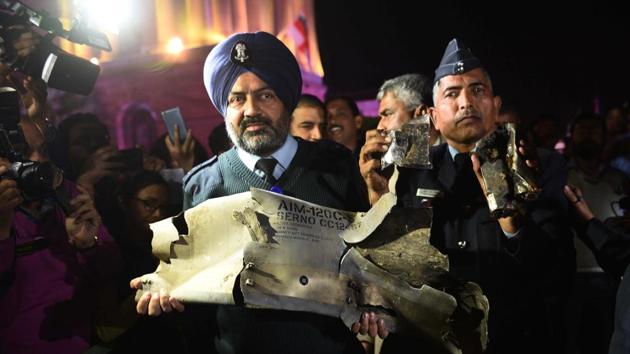 Indian Air Force officials show sections of an exploded AMRAAM missile, said to be fired by Pakistan Air Force F-16s which were found in Rajouri district of Indian side, at an IAF, Army and Navy joint press conference at South Block in New Delhi on February 28. Pakistan, however, had claimed all this while that no F-16 was part of the operation. (Vipin Kumar / HT Photo) 