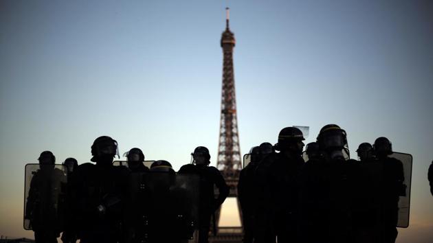 Riot police officers are silhouetted against the sunset as they take position during scuffles with yellow vests protesters, on the Trocadero plaza, in Paris, France. French yellow vest protest organizers are trying to tamp down violence and anti-Semitism in the movement’s ranks as they launch a 15th straight weekend of demonstrations. (Kamil Zihnioglu / AP) Riot police officers are silhouetted against the sunset as they take position during scuffles with yellow vests protesters, on the Trocadero plaza, in Paris, France. French yellow vest protest organizers are trying to tamp down violence and anti-Semitism in the movement’s ranks as they launch a 15th straight weekend of demonstrations. (Kamil Zihnioglu / AP)