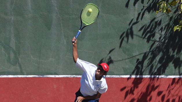 Sonal Patil in action during all-India ranking super series u-14 tennis tournament in Panchgani on Thursday.(Pratham Gokhale/HT Photo)