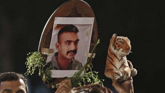 People celebrate the release of IAF pilot Abhinandan Varthaman at India Gate in New Delhi on Friday.(Sanchit Khanna/HT PHOTO)