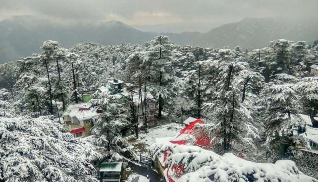 Himachal Pradesh's famed tourist place Shimla in Kullu district witnessed a fresh spell of snow, taking the temperature to minus on Wednesday.(ANI)