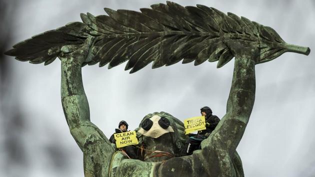 Environmental activists of Greenpeace demonstrate against the capital’s air pollution on the statue of Freedom on top of Gellert Hill in Budapest, Hungary. (Balazs Mohai / MTI via AP) Environmental activists of Greenpeace demonstrate against the capital’s air pollution on the statue of Freedom on top of Gellert Hill in Budapest, Hungary. (Balazs Mohai / MTI via AP)