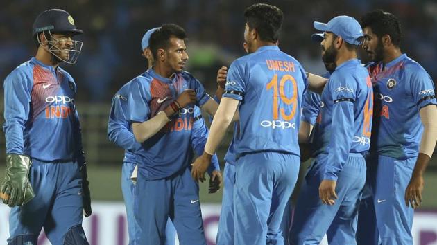 Mahendra Dhoni, Yuzvendra Chahal, Umesh Yadav and Virat Kohli celebrate the Australia's Marcus Stoinis run out.(AP)