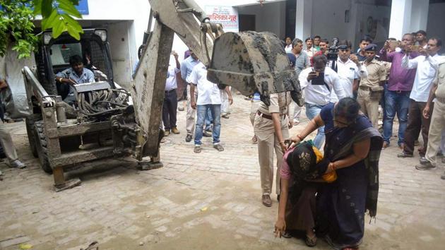 An eye witness shows the spot where a girl was allegedly beaten and killed by a staff member at a state-funded shelter home, in Muzaffarpur district.(PTI)