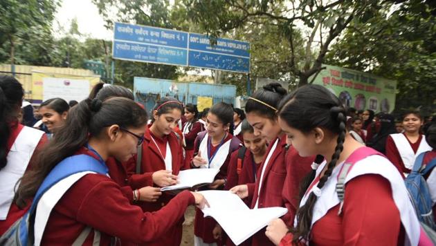 Students checking their book and note book before class 12th English board exam, outside an examination centre at Gandhi Nagar in New Delhi. (Sonu Mehta/HT) Students checking their book and note book before class 12th English board exam, outside an examination centre at Gandhi Nagar in New Delhi. (Sonu Mehta/HT)