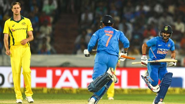 Mahendra Singh Dhoni (C) and Kedar Jadhav (R) run between the wickets. (AFP)