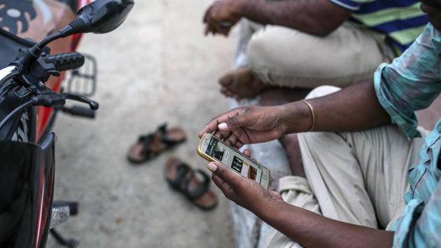 An 18-year-old man who was cheated into buying a fake cellphone online posed as a courier and helped the police nab a man who had been similarly duping people by posting advertisements online and selling fake Apple iPhones for six months.(Bloomberg) An 18-year-old man who was cheated into buying a fake cellphone online posed as a courier and helped the police nab a man who had been similarly duping people by posting advertisements online and selling fake Apple iPhones for six months.(Bloomberg)