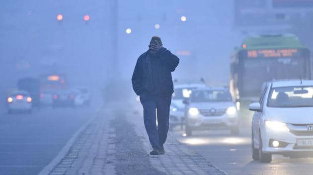 Delhi experienced its coldest March night in 40 years, with the minimum temperature being recorded at 6.8 degrees Celsius for the second consecutive day on Friday .(Sanchit Khanna/HT PHOTO)