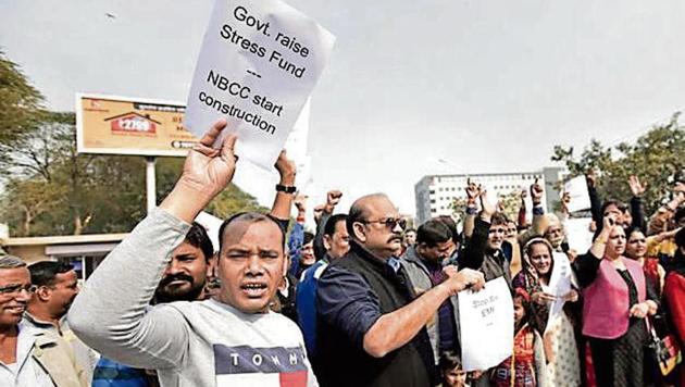 Amrapali homebuyers at a protest against the UP government outside Noida stadium on Jan 20. Virendra Singh Gosain/HT file (HT File) Amrapali homebuyers at a protest against the UP government outside Noida stadium on Jan 20. Virendra Singh Gosain/HT file (HT File)
