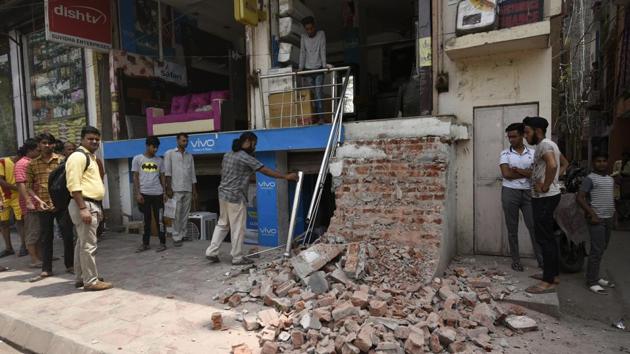 The South Delhi Municipal Corporation (SDMC) on Friday said it will no longer clear construction and demolition waste dumped on PWD roads. (Photo by Burhaan Kinu/ Hindustan Times)(Burhaan Kinu/HT PHOTO) The South Delhi Municipal Corporation (SDMC) on Friday said it will no longer clear construction and demolition waste dumped on PWD roads. (Photo by Burhaan Kinu/ Hindustan Times)(Burhaan Kinu/HT PHOTO)