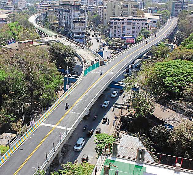 The arm of the Meenatai Thackeray flyover which was opened on Sunday spans from the junction to Teen Petrol Pump. (Praful Gangurde/HT) The arm of the Meenatai Thackeray flyover which was opened on Sunday spans from the junction to Teen Petrol Pump. (Praful Gangurde/HT)