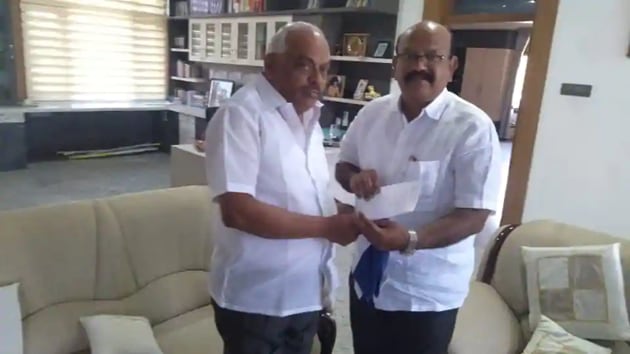 Rebel Congress MLA Umesh Jadhav (right) submitting his resignation to Karnataka assembly speaker KR Ramesh Kumar on Monday. (HT PHOTO) Rebel Congress MLA Umesh Jadhav (right) submitting his resignation to Karnataka assembly speaker KR Ramesh Kumar on Monday. (HT PHOTO)