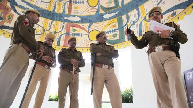 Rajasthan Police in Sirohi district are investigating the theft of seven antique guns from the Raj Bhawan in Mount Abu.(HT PHOTO) Rajasthan Police in Sirohi district are investigating the theft of seven antique guns from the Raj Bhawan in Mount Abu.(HT PHOTO)
