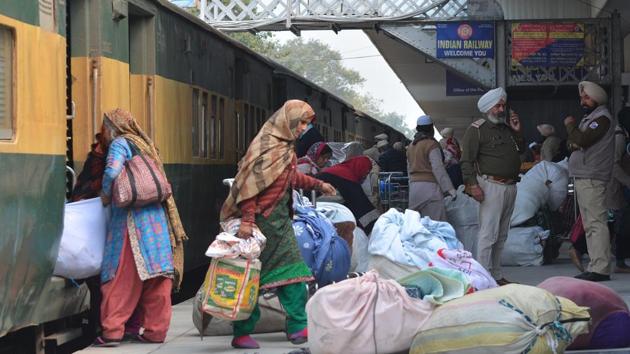 Of the 176 passengers who arrived at Attari, 162 were Indians, a customs official said.(Sameer Sehgal/HT)