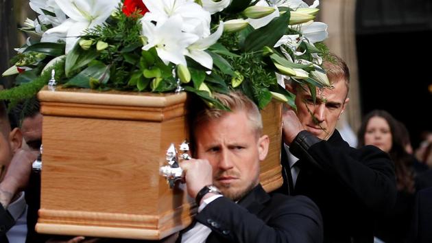 Leicester City's Kasper Schmeichel and Burnley's Joe Hart carry the coffin of Gordon Banks.(REUTERS)