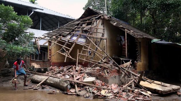 A man removes debris from a collapsed house after floods in Paravur, in the southern state of Kerala on August 23, 2018.(REUTERS) A man removes debris from a collapsed house after floods in Paravur, in the southern state of Kerala on August 23, 2018.(REUTERS)