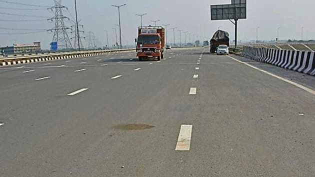 An unidentified speeding vehicle on the Eastern Peripheral Expressway (EPE) crushed to death a 22-year-old woman pedestrian who was trying to cross the expressway near Dasna on Monday morning. (HT Photos) An unidentified speeding vehicle on the Eastern Peripheral Expressway (EPE) crushed to death a 22-year-old woman pedestrian who was trying to cross the expressway near Dasna on Monday morning. (HT Photos)