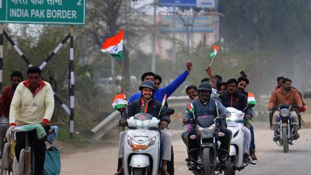 People celebrate with tricolour as they wait for the arrival of IAF pilot Wing Commander Abhinandan Varthaman near Attari-Wagah border near Amritsar, Friday. (PTI) People celebrate with tricolour as they wait for the arrival of IAF pilot Wing Commander Abhinandan Varthaman near Attari-Wagah border near Amritsar, Friday. (PTI)