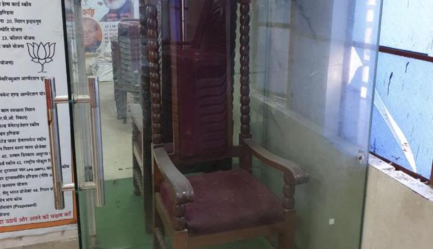Narendra Modi had used this chair, now kept in BJP’s Kanpur office, in October 2013 and December 2016, ahead of 2014 Lok Sabha and 2017 UP assembly elections. Party workers consider it lucky and have spruced it up for the PM’s rally on March 8, 2019. (HT Photo) Narendra Modi had used this chair, now kept in BJP’s Kanpur office, in October 2013 and December 2016, ahead of 2014 Lok Sabha and 2017 UP assembly elections. Party workers consider it lucky and have spruced it up for the PM’s rally on March 8, 2019. (HT Photo)