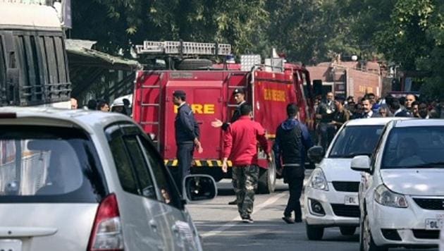 Delhi fire service vehicle seen outside Antyoday Bhawan where a fire broke out Wednesday morning at CGO complex in New Delhi.(Biplov Bhuyan/HT photo)