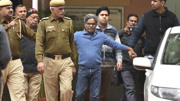 Rajiv Saxena’s (centre, in blue) statement was recorded for around three hours in the chamber of additional chief metropolitan magistrate, Samar Vishal.(Sanchit Khanna/HT File Photo)