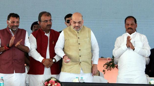 BJP President Amit Shah laying the foundation stone of different development projects while Chief minister Raghubar Das looks on during a function in Godda ,(HT)