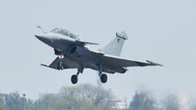 A Rafale fighter jet takes off during a flying display on the inaugural day of the five-day Aero India 2019 airshow at the Yelahanka Air Force station, in Bangalore on February 20, 2019.(AFP)