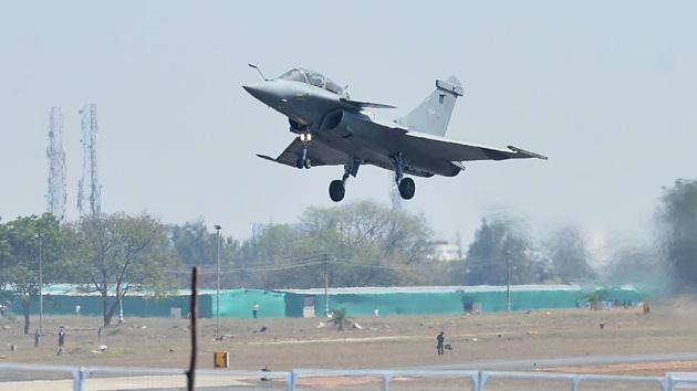 A Dassault's Rafale fighter jet takes off during a flying display during Aero India 2019 airshow at the Yelahanka Air Force station, in Bangalore on February 20. (AFP Photo) A Dassault's Rafale fighter jet takes off during a flying display during Aero India 2019 airshow at the Yelahanka Air Force station, in Bangalore on February 20. (AFP Photo)