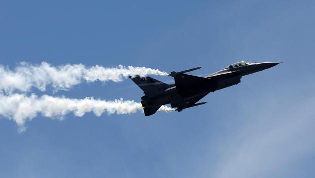 Pakistan Air Force (PAF) Sherdils squad's fighter jet F-16 seen during Pakistan Day celebrations in Clifton beach, Karachi. (REUTERS) Pakistan Air Force (PAF) Sherdils squad's fighter jet F-16 seen during Pakistan Day celebrations in Clifton beach, Karachi. (REUTERS)