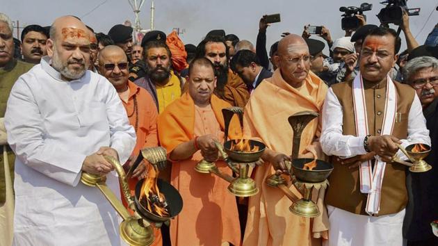 Prayagraj: BJP President Amit Shah, accompanied by Uttar Pradesh Chief Minister Yogi Adityanath, Dy CM Keshav Prasad Maurya and Acharya Mahamandaleshwar of Juna Akhara Sri Avdheshanand Giri Maharaj, performs 'aarti' after taking a holy dip at Sangam during his visit to Kumbh Mela 2019 (PTI) Prayagraj: BJP President Amit Shah, accompanied by Uttar Pradesh Chief Minister Yogi Adityanath, Dy CM Keshav Prasad Maurya and Acharya Mahamandaleshwar of Juna Akhara Sri Avdheshanand Giri Maharaj, performs 'aarti' after taking a holy dip at Sangam during his visit to Kumbh Mela 2019 (PTI)
