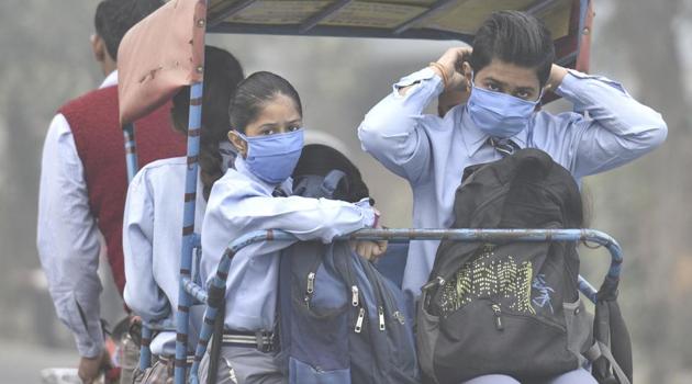 School going children wear masks to protect themselves from the toxic Delhi - NCR air.(Mohd Zakir/HT PHOTO)