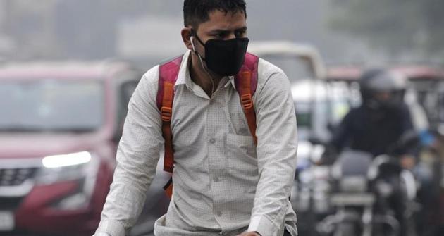 A man wears a pollution mask amid heavy smog, in Noida, India, on Tuesday, November 13,2018. (Photo: Sunil Ghosh / Hindustan Times) A man wears a pollution mask amid heavy smog, in Noida, India, on Tuesday, November 13,2018. (Photo: Sunil Ghosh / Hindustan Times)
