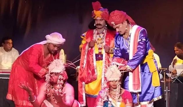 Rakesh Tiwari and his troupe will perform Dasmat, a play based on the popular folk tale Dasmat Kaeenaa, on Friday. (HT photo) Rakesh Tiwari and his troupe will perform Dasmat, a play based on the popular folk tale Dasmat Kaeenaa, on Friday. (HT photo)
