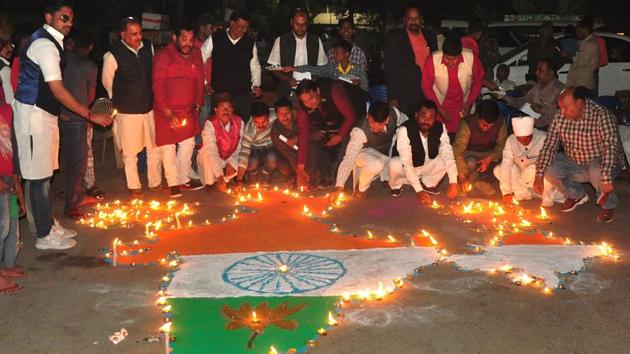 People light oil lamps to pay tribute to the martyrs of Pulwama terror attack in Patna.(PTI) People light oil lamps to pay tribute to the martyrs of Pulwama terror attack in Patna.(PTI)