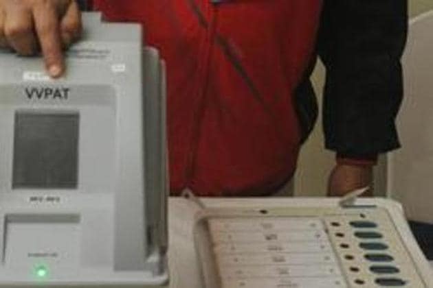 Supreme Court asks the Election Commission to consider increasing the number of VVPAT’s that are used to randomly verify votes cast by Electronic Voting Machines, or EVM(Parwaz Khan /HT PHOTO) Supreme Court asks the Election Commission to consider increasing the number of VVPAT’s that are used to randomly verify votes cast by Electronic Voting Machines, or EVM(Parwaz Khan /HT PHOTO)