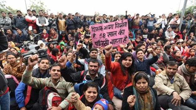 Guest Teachers of Delhi Govt schools, whose contract ended on 28 February, protested outside the residence of Deputy chief minister of Delhi Manish Sisodia on Saturday, March 2, 2019(Arvind Yadav/HT PHOTO)