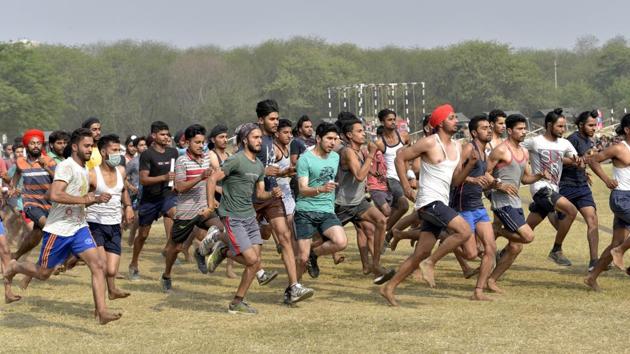 Last month also just a week after Pulwama terror attack, thousands of Kashmiri youth swarmed the army recruitment rally in Baramulla district of Jammu and Kashmir to apply for the 111 posts. (HT File)