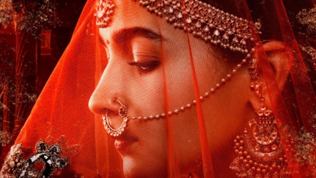 Kalank first look poster of Alia Bhatt as Roop was shared by Madhuri Dixit and Sonakshi Sinha.