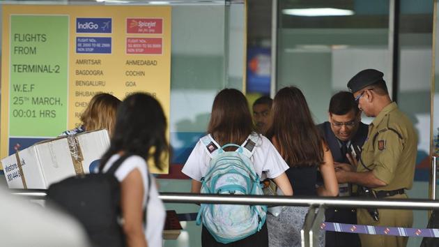Hoping to shorten queues at the airline check-in counters, the Delhi’s Indira Gandhi International Airport (IGIA) will soon launch the ‘Digi Yatra’ initiative as part of which flyers will be issued “e-tokens”, which will act as boarding passes and allow them to go directly for security checks.(Raj K Raj/HT File PHOTO)