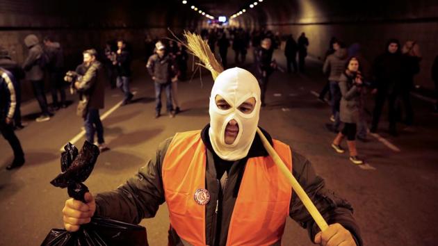 Demonstrators attend a protest against President Aleksandar Vucic and his government in central Belgrade, Serbia. (Marko Djurica / REUTERS) 