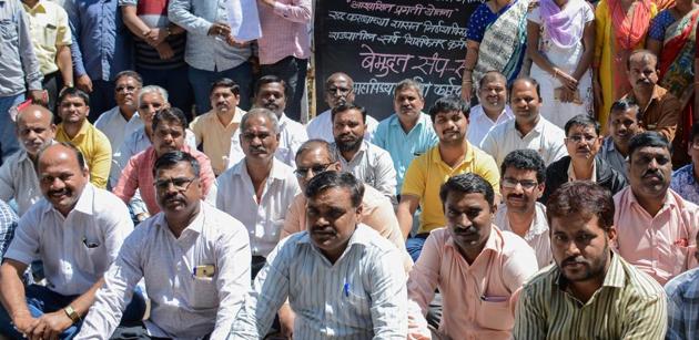The non-teaching staff members of more than 100 private colleges in the city are on an indefinite strike since Tuesday to press for various demands.(Milind Saurkar/HT Photo)