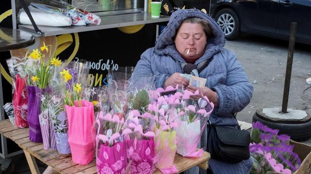 A woman counts her money as she sells flowers ahead of International Women’s Day in central Kiev, Ukraine. (Gleb Garanich / REUTERS) 