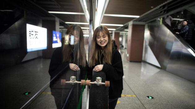 Mu takes the subway with her board. Most of Mu’s skating videos are in a style known as “longboard dancing”. Many of her fans from across the country are young and female. (Fred Dufour / AFP) Mu takes the subway with her board. Most of Mu’s skating videos are in a style known as “longboard dancing”. Many of her fans from across the country are young and female. (Fred Dufour / AFP)