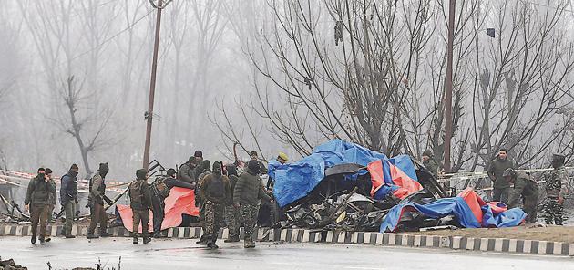 Security personnel inspect the blast site in Lethpora, Pulwama, Jammu and Kashmir, February 15, 2019(Waseem Andrabi/ Hindustan Times) Security personnel inspect the blast site in Lethpora, Pulwama, Jammu and Kashmir, February 15, 2019(Waseem Andrabi/ Hindustan Times)